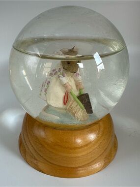 Beatrix Potter “Hunca Munca” Crystal Snow Globe